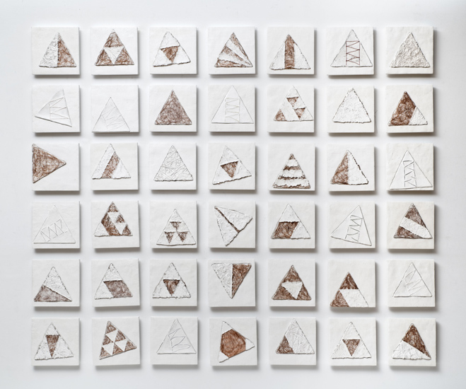 依田寿久《Triangle Series - Relief》2012-13年　各26.6×26.6cm　写真撮影：奥村光也